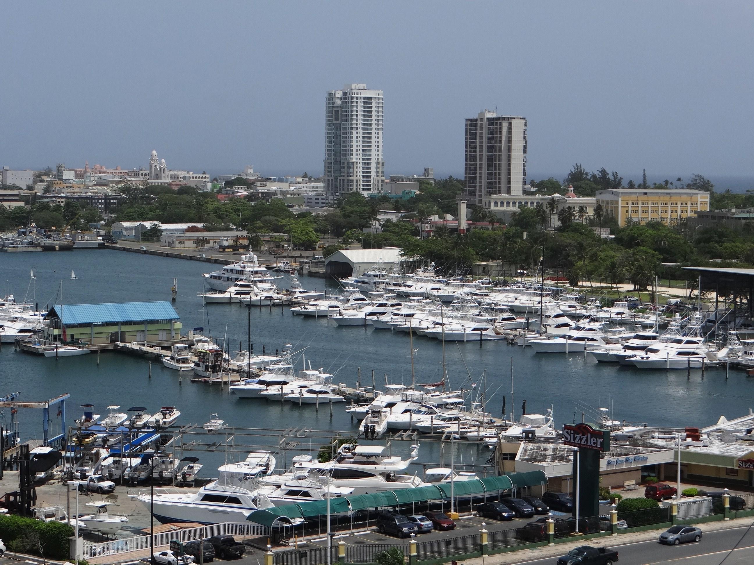 Vista desde la azotea del Edificio del Departamento de Justicia - San Juan (Miramar) - 2013 00039